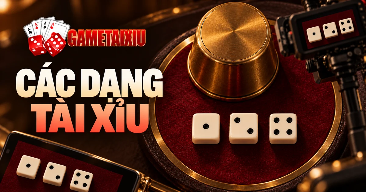 Ba viên xúc xắc tài xỉu màu ngà trên bàn nỉ đỏ, cùng cốc đồng, máy quay và máy tính bảng.
